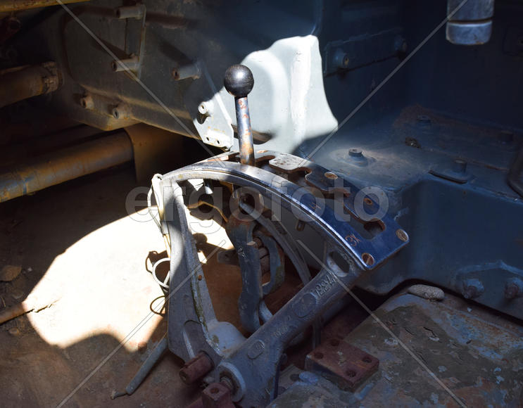 Ручка переключения передач в баке