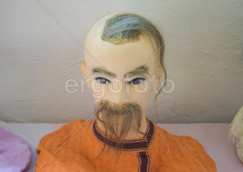 Манекен для примерки образцов этнической одежды и прически.