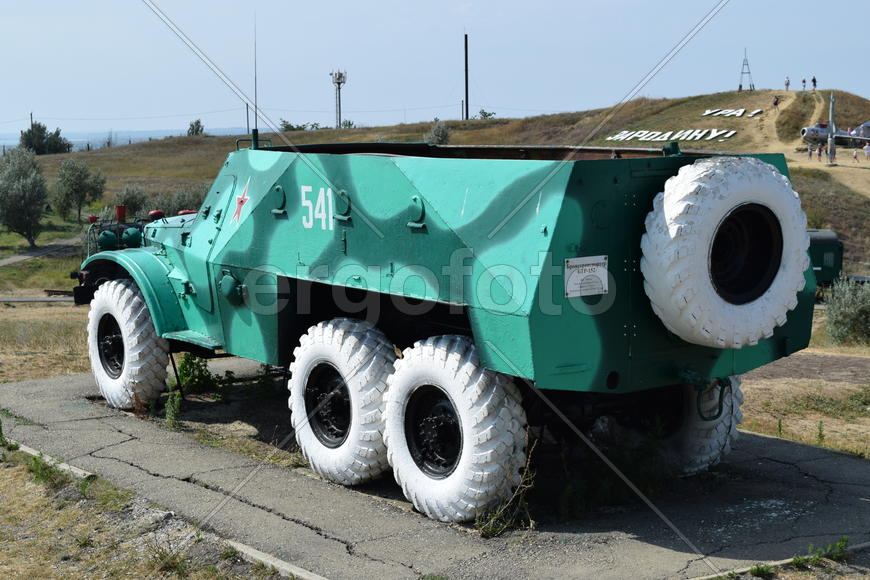 Боевая машина пехоты. Военный автомобиль для солдат на поле боя.