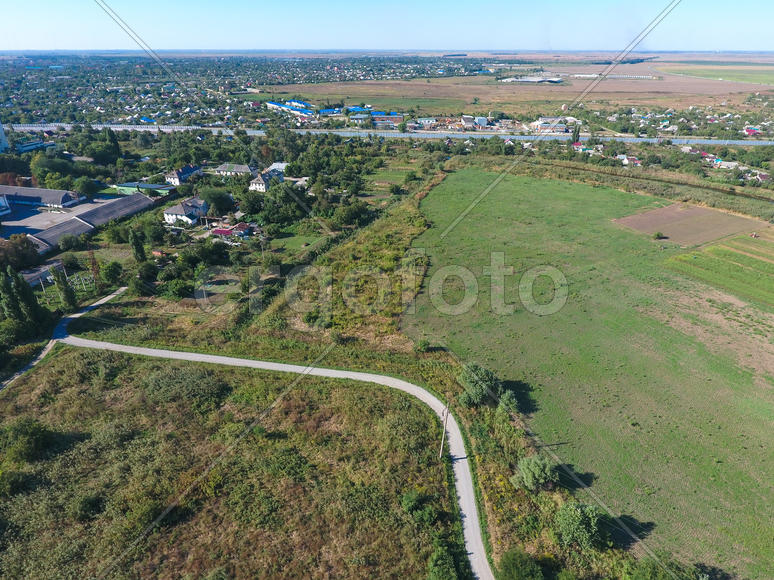Аэросъемка. Вид сверху на маленькую деревню. 