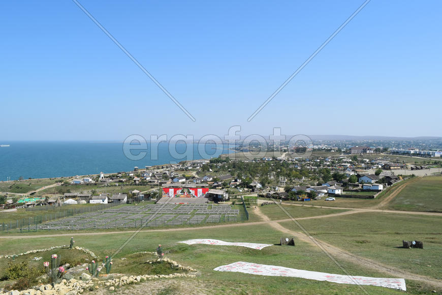 Музей Атамань. деревня и вид на море с высоты холма.