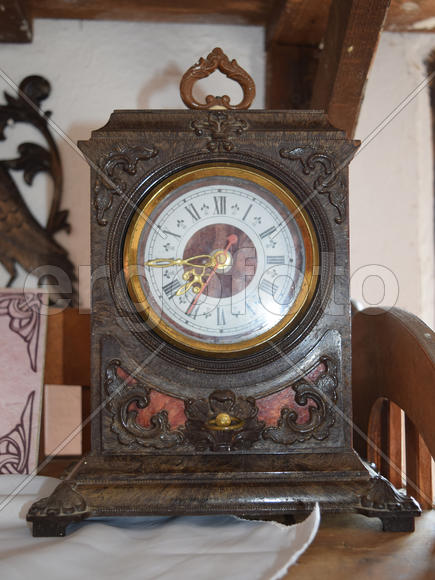 Антиквариатные старинные часы 