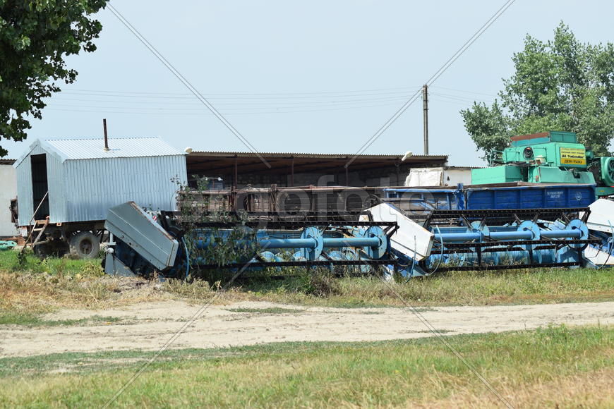 Trailer Hitch for tractors and combines. Trailers for agricultural machinery.