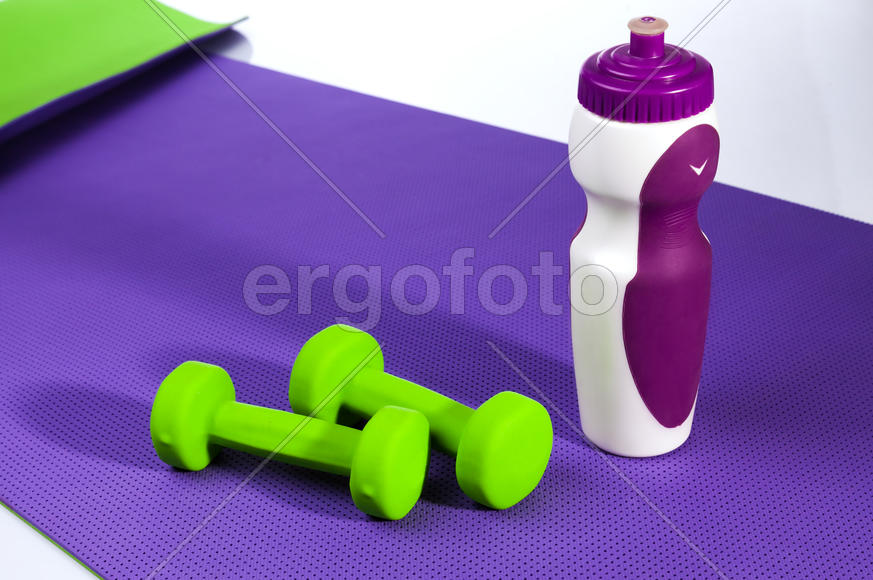 бутылка для воды и гантели