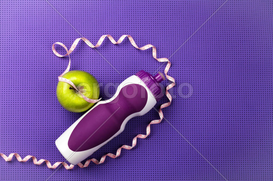 Яблоко на фиолетовом фоне