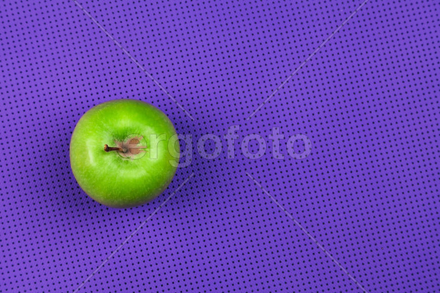 Яблоко на фиолетовом фоне