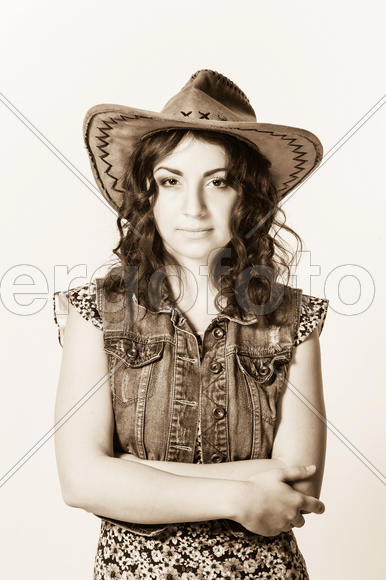 Девушка в ковбойской шляпе