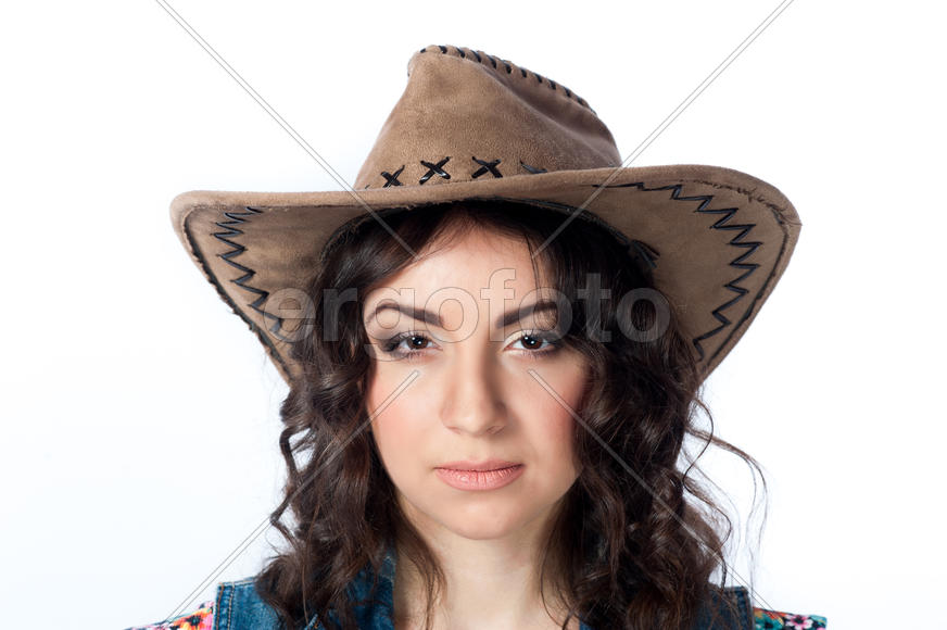 Серьёзная девушка в ковбойской шляпе