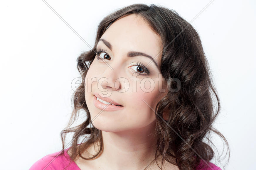 Весело улыбающаяся девушка