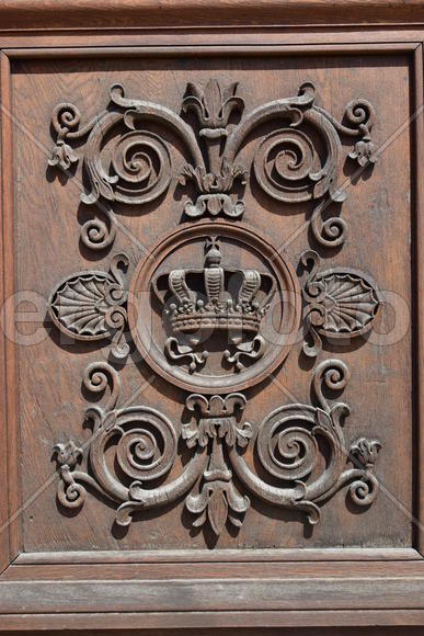 Германия. Мюнхен. Корона в орнаменте вырезанная по дереву 
