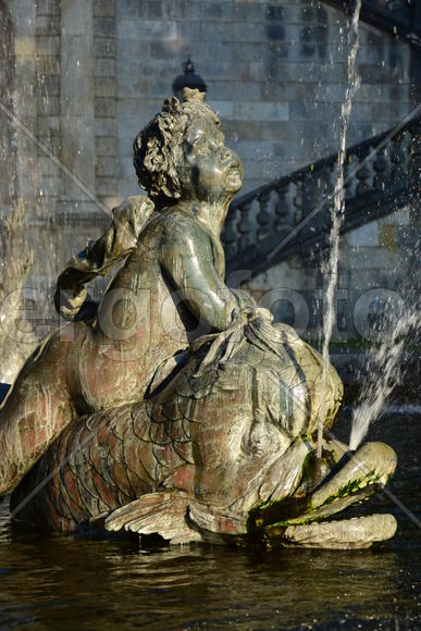 Германия. Мюнхен. Скульптура ребенка 