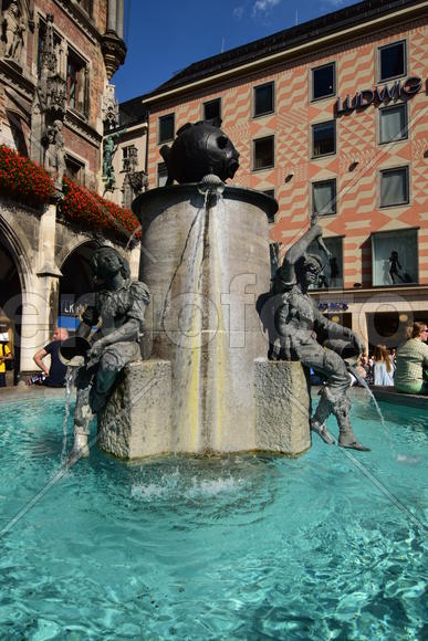 Германия. Мюнхен. Фонтан со скульптурами 