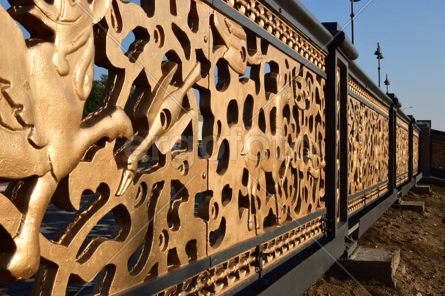 Золотисто - черные, кованные ограды 