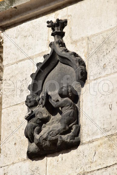 Германия - город Регенсбург. Скульптуры и украшения на фасаде здания 