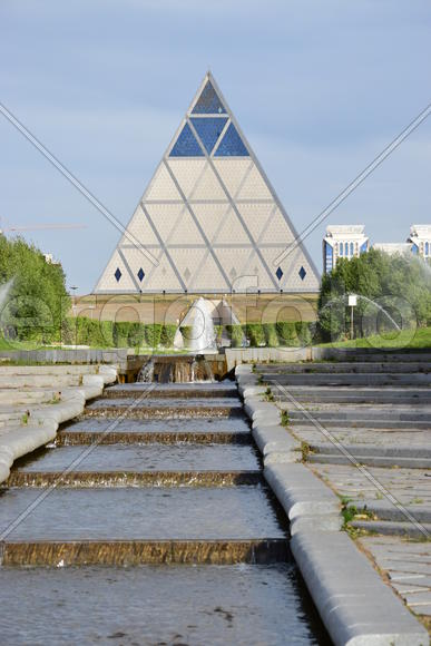 Астана - стеклянная пирамида. Казахстан