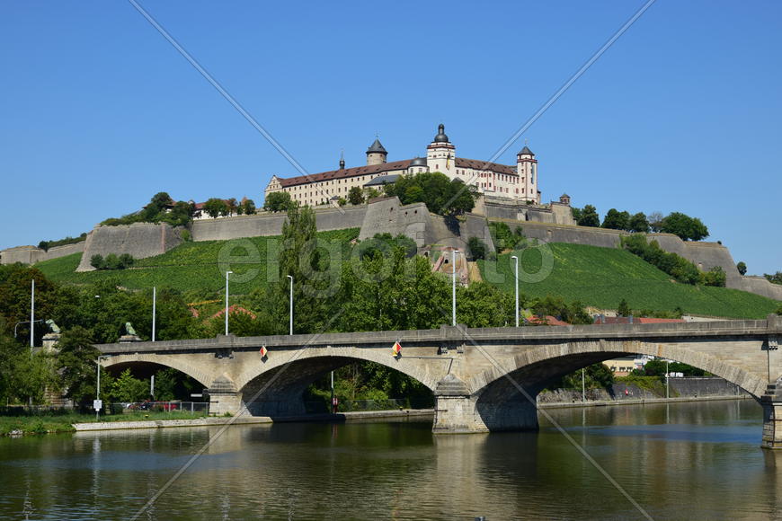 Германия - город Вюрцбург, замок Мариенберг панорамный вид с реки 