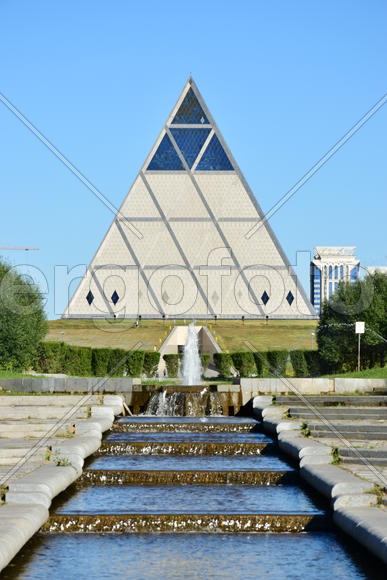 Астана - стеклянная пирамида. Казахстан 