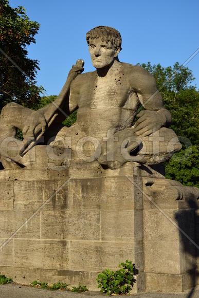 Германия. Мюнхен. Скульптура мужчины 