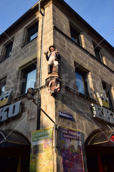 Германия - город Нюрнберг. Украшения на фасаде здания 