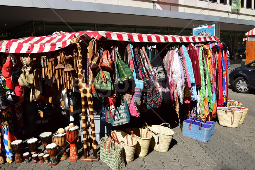Разнообразный товар для покупки сувениров 