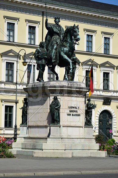 Германия. Мюнхен. Статуя короля на коне 