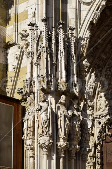 Германия - город Регенсбург. Скульптуры и украшения на фасаде здания 