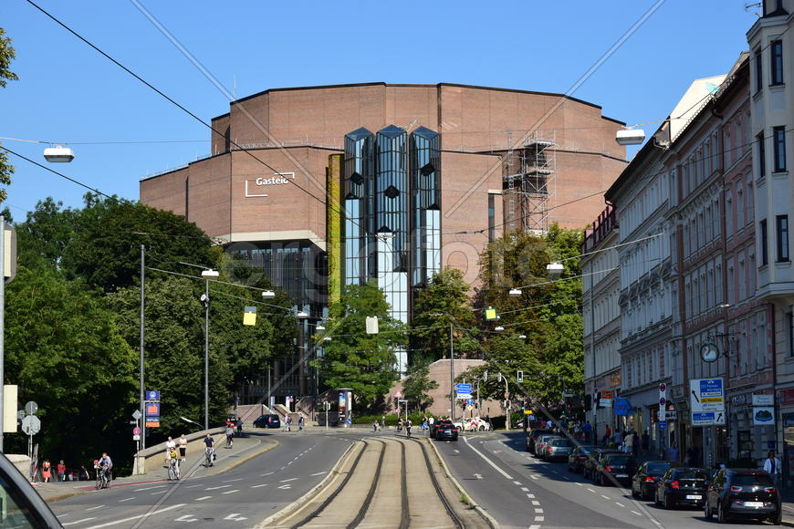 Германия. Мюнхен. Фасад современного здания 