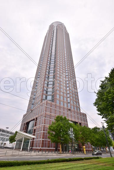 Франкфурт-На-Майне, красная многоэтажка 