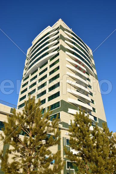 Астана, многоэтажные жилые дома летом 