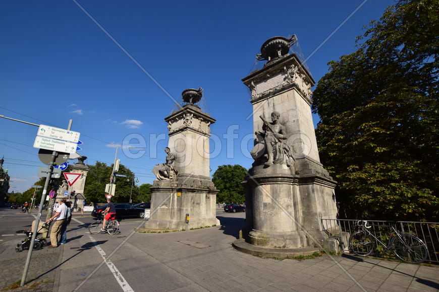 Германия. Мюнхен. Древная колонна и скульптура