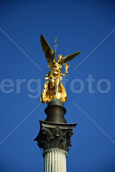 Германия. Мюнхен. Золотая скульптура 