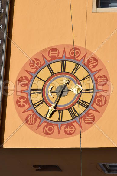 Германия. Город Регенсбурга. Часы на фасаде здания 