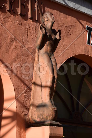 Германия - город Регенсбург. Скульптуры и украшения на фасаде здания 