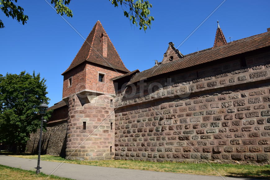 Германия - город Нюрнберг. Фасад крепости с башннями 