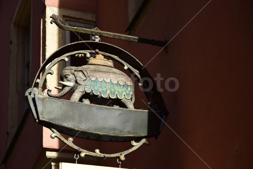 Германия. Город Регенсбург. Кованная вывеска 