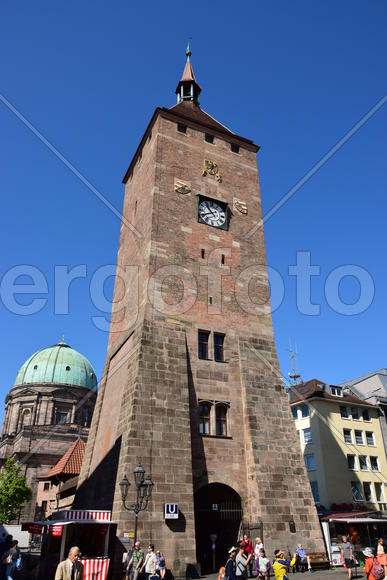 Германия - город Нюрнберг. Старинная башня с часами 