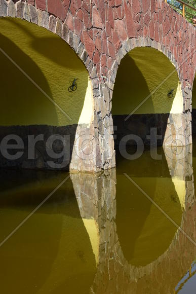 Арочный мост над водой  