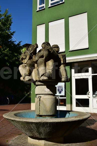 Германия - город Бамберг. Фонтан со скульптурами