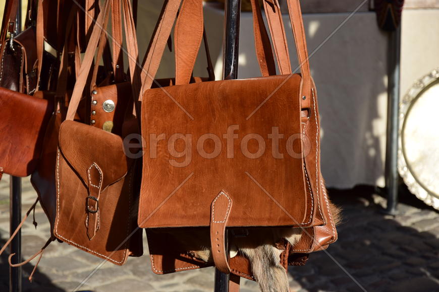 Кожаные сумки на продаже в лавке 