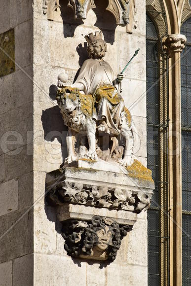 Германия - город Регенсбург, скульптуры на фасаде собора 