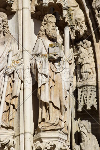 Германия - город Регенсбург. Скульптуры и украшения на фасаде здания 