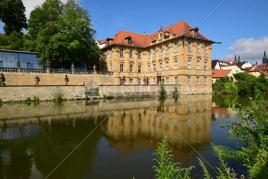 Германия - город Бамберг. Фасад старинного замка 