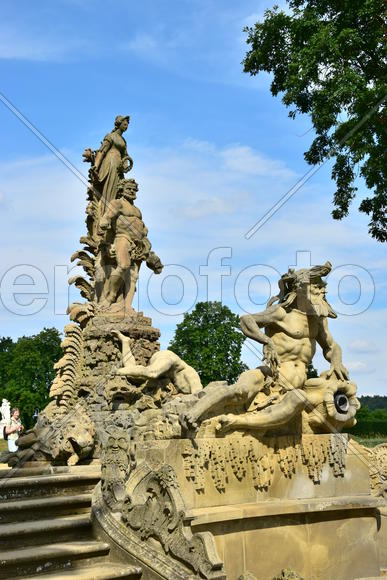 Дворец ЗЕЕХОФ под Бамбергом, Германия. Скульптуры людей 