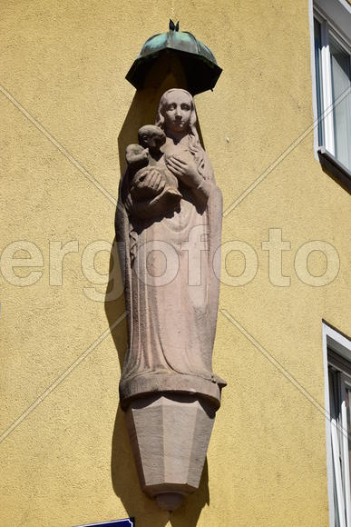 Германия - город Нюрнберг. Уккрашение на фасаде здания 