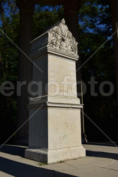 Германия, Мюнхен, замок Нимфенбург. Памятник в парке