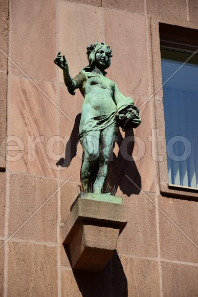 Германия - город Нюрнберг. Скульптуры на фасаде здания 