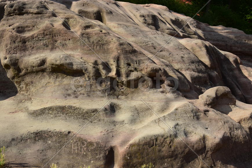 Каменная гора на улице города 