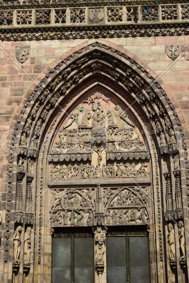 Германия - город Нюрнберг. Фасад здания 