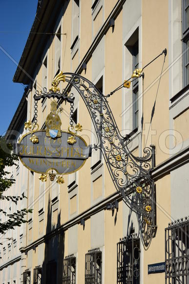 Германия - Город Вюрцбург, кованная вывеска 