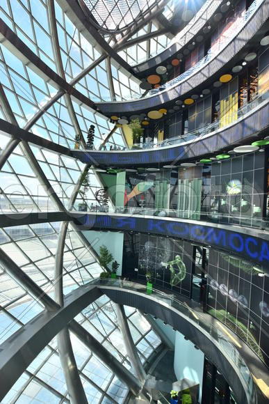 Интерьер стеклянной сферы "Нур-Алем". Казахстан